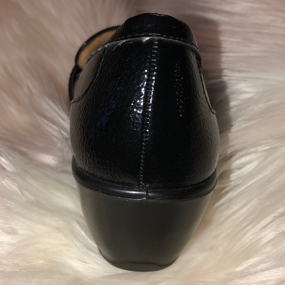 naturalizer slip resistant shoes